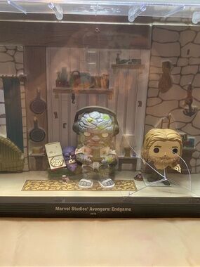 Funko Marvel Studios Avengers Endgame Hulk & Thor Display - Green, Yellow, Beige